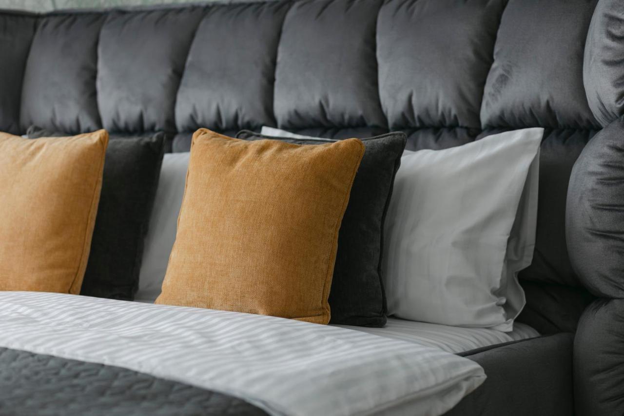 The Forest - Luxe Central Apt With Free Secured Parking Braşov Esterno foto