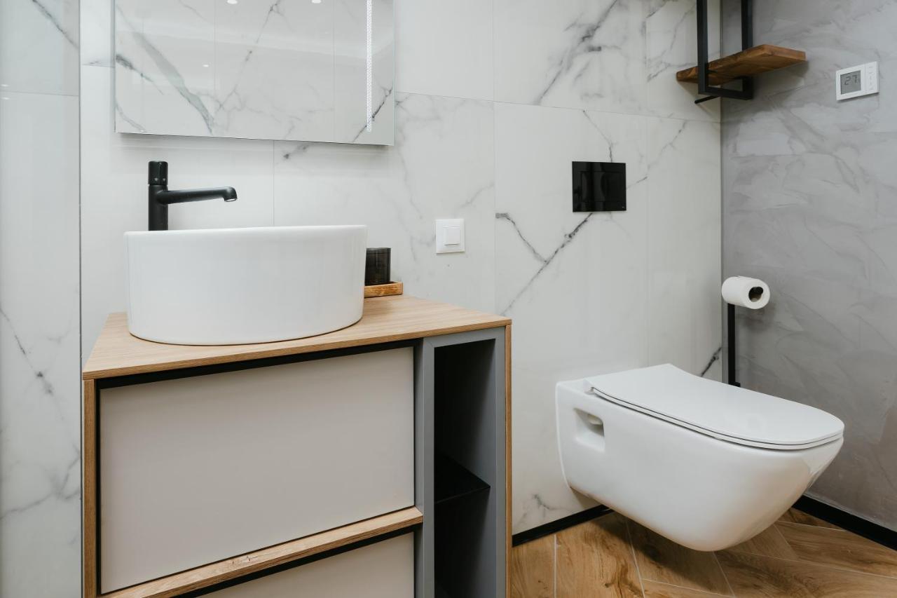 The Forest - Luxe Central Apt With Free Secured Parking Braşov Esterno foto