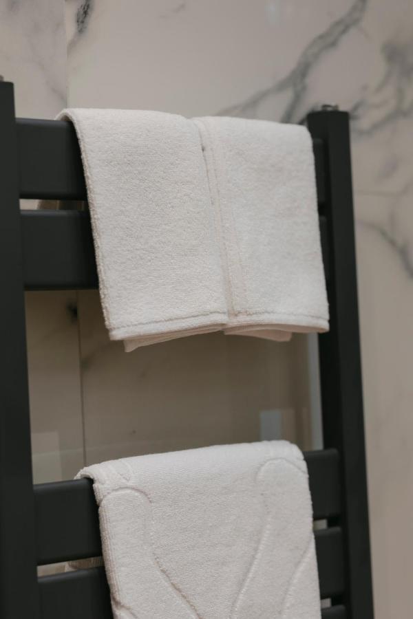 The Forest - Luxe Central Apt With Free Secured Parking Braşov Esterno foto